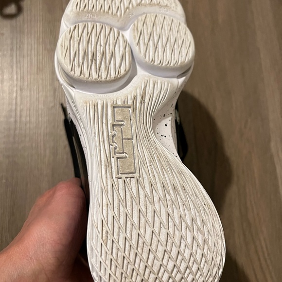 Lebron Witness 5 - Picture 3 of 6